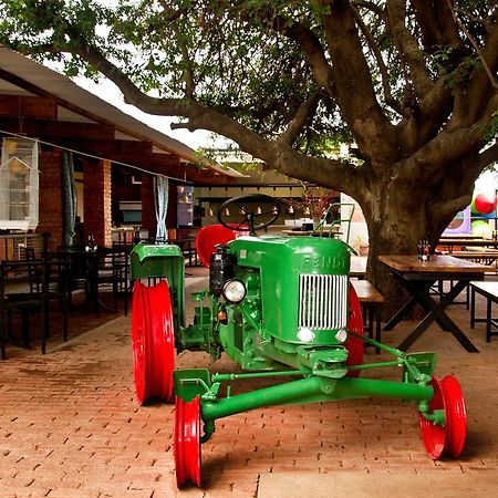 Casa Forno Country Hotel Otjiwarongo Esterno foto