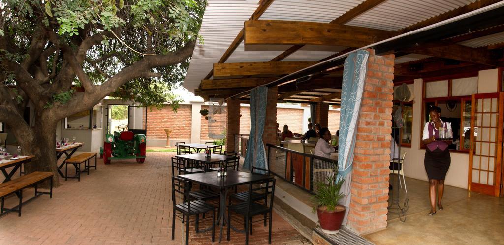 Casa Forno Country Hotel Otjiwarongo Esterno foto
