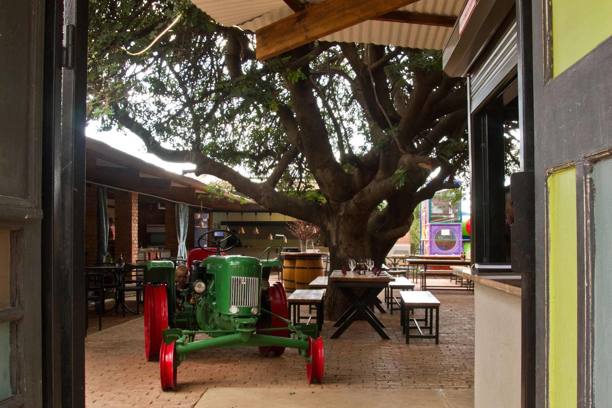 Casa Forno Country Hotel Otjiwarongo Esterno foto